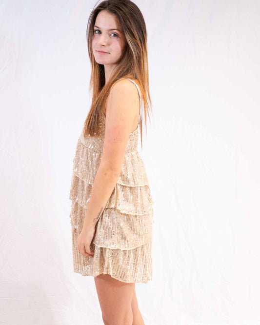 Robe courte à sequins OR argenté en tissu léger et design à plusieurs couches pour une allure chic