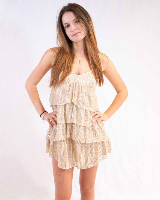 Robe courte à sequins OR argenté en tissu léger et design à plusieurs couches pour une allure chic