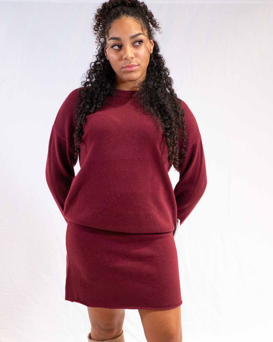 Ensemble doux rouge bordeaux – pull + jupe