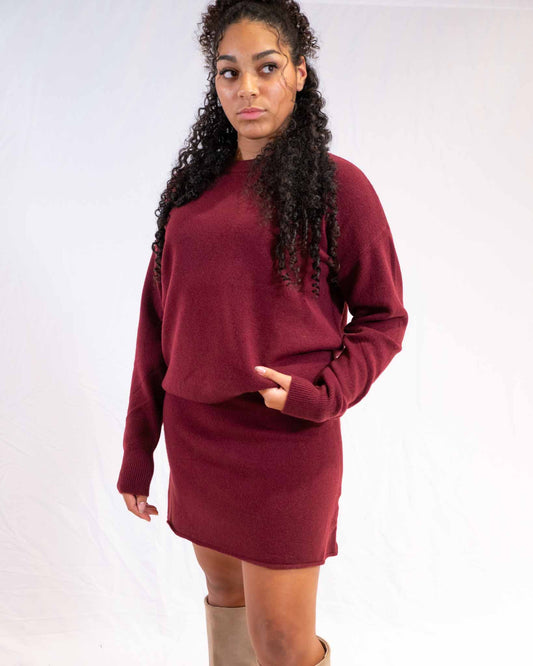 Ensemble doux rouge bordeaux – pull + jupe