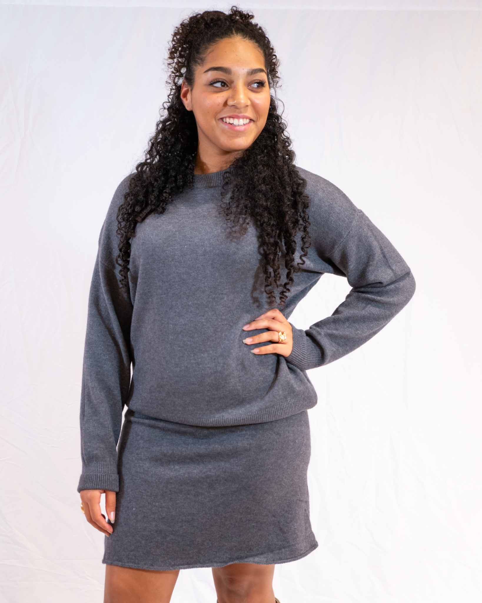 Ensemble Doux Gris – Pull Gris Doux + Jupe Complète Look Harmonieux et Élégant Idéal pour Occasions Décontractées et Semi-Formelles