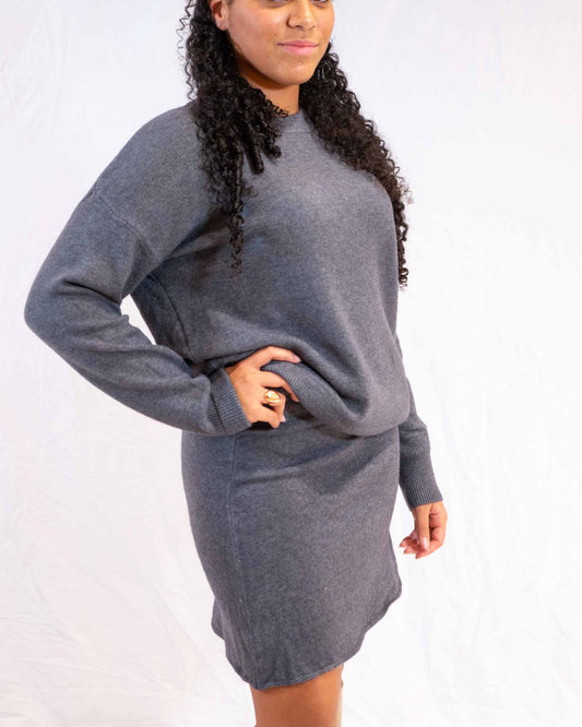 Ensemble Doux Gris – Pull Gris Doux + Jupe Complète Look Harmonieux et Élégant Idéal pour Occasions Décontractées et Semi-Formelles